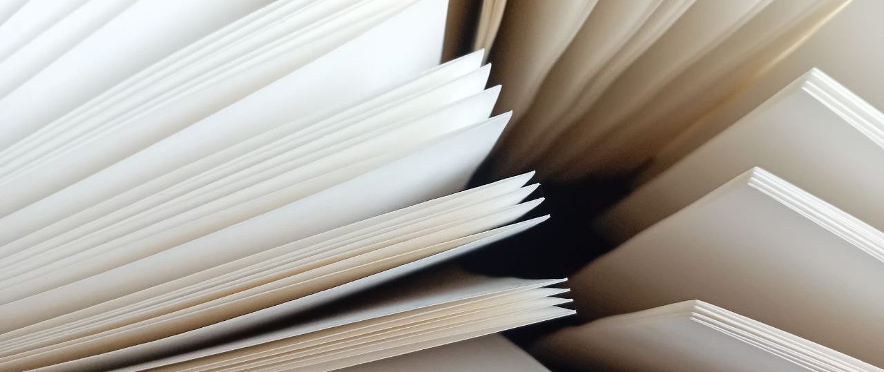 Einzelne Blätter aus Hanfpapier – umweltfreundlich, langlebig und angenehm fürs Auge